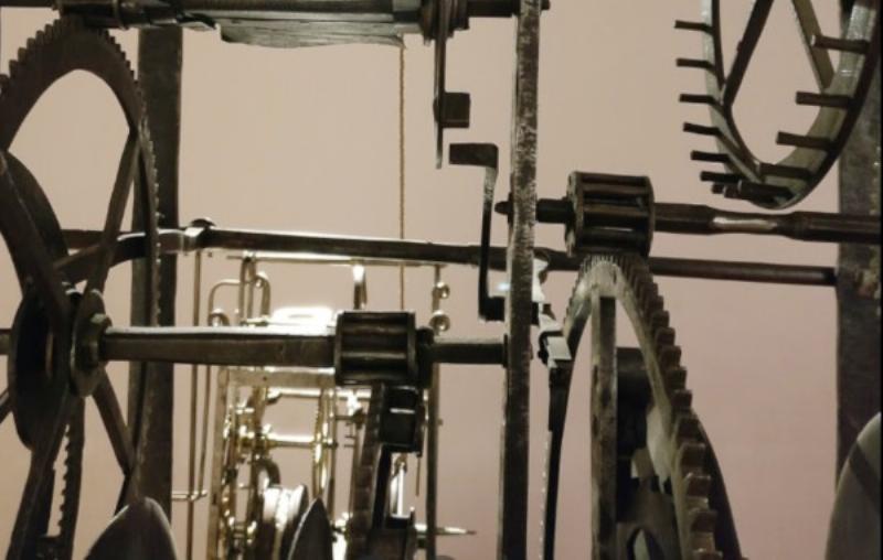 Mécanisme historique complexe de l'horloge Notre-Dame de Paris, mettant en lumière le savoir-faire horloger français